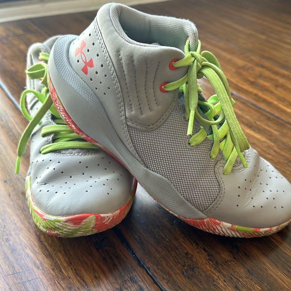 Girls size 3 Under Armour Kids'  Jet 21 Basketball Shoes